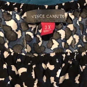 Vince Camuto short sleeve blouse. Black, cream, royal blue. Size 2X.